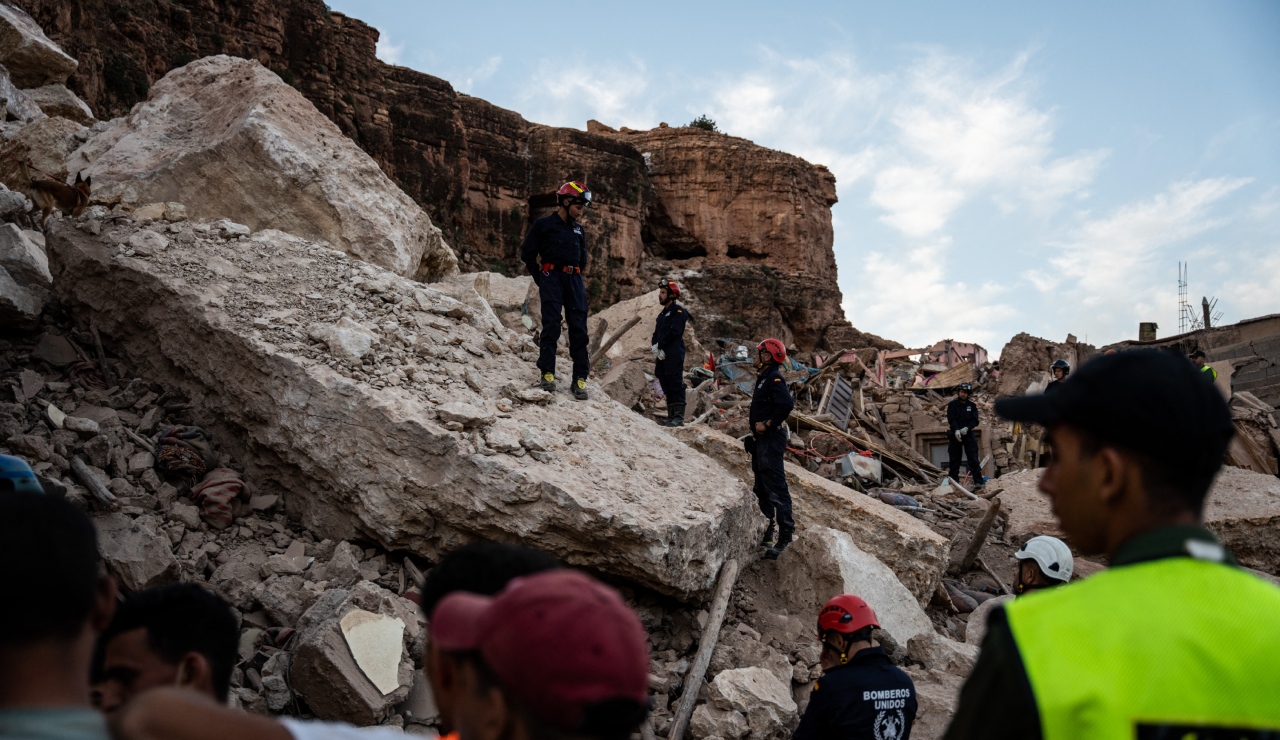 Elevan a 2,500 los muertos por sismo en Marruecos