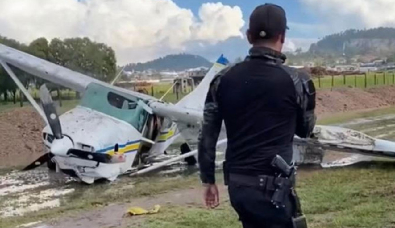 Grupo musical sufre accidente al aterrizar su avioneta en Durango
