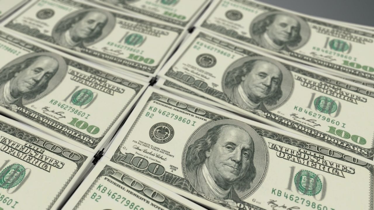 El dólar se vende en 17.05 pesos en bancos capitalinos
