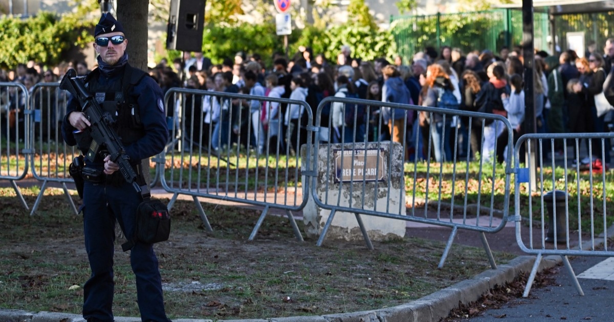 Francia: Amenaza de bomba en escuela donde mataron a profesor la semana pasada