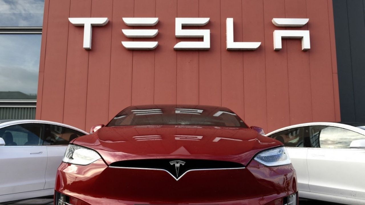 Tesla llama a 2 millones de autos a revisión en EUA