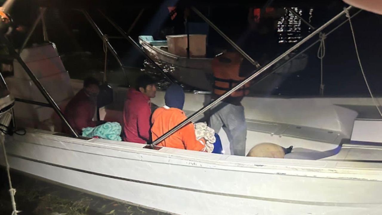 Rescatan a 4 pescadores tras perderse en altamar en Quintana Roo
